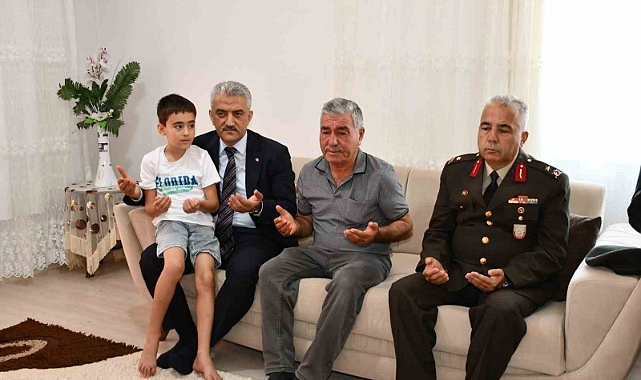 Oğullarının şehitlik beratını alan aile, gözyaşlarını tutamadı