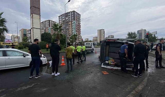 Otomobil ile şehir içi minibüs çarpıştı: 1’i bebek 9 yaralı
