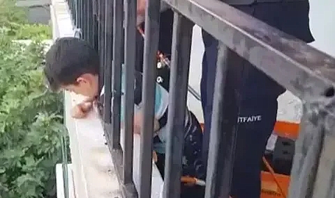 Oyun oynarken balkon korkuluklarına sıkışan çocuk kurtarıldı