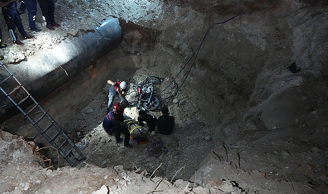 Parkta motosiklet 5 metrelik çukura düştü: 2 yaralı