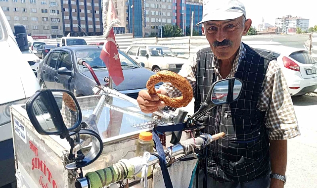 ’Simitçi Salim’ el arabasıyla her gün binlerce adım atıyor