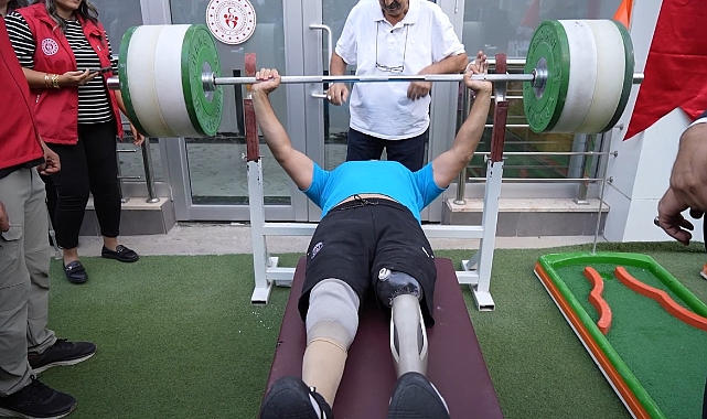 Sporla hayata tutunan gazi Karakartal, 120 kilogramlık halteri kaldırarak azmin gücünü gösterdi