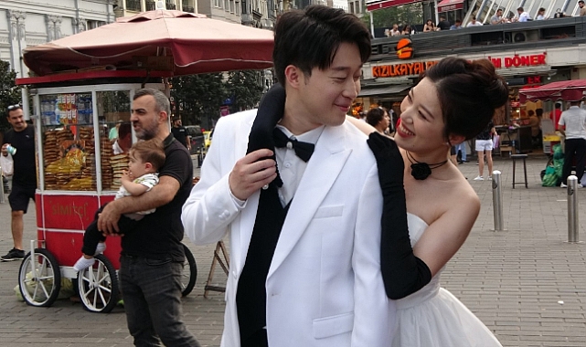 Taksim’de düğün fotoğrafı çektiren Çinli çift ilgi odağı oldu