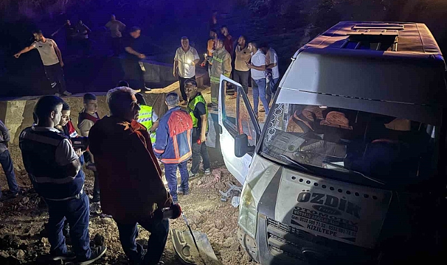 Tarım işçilerini taşıyan minibüs devrildi: 21 yaralı