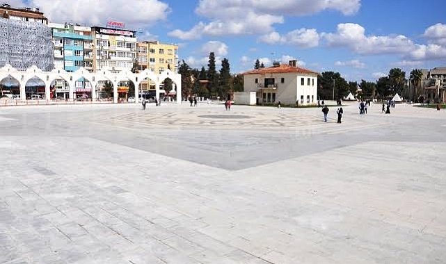 Topçu Meydanı ismi iade edildi