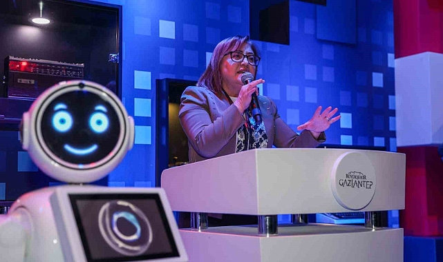 ’Yapay Zeka ve Dijital Yaşam’ sergisine yapay zeka robotu Ada damga vurdu