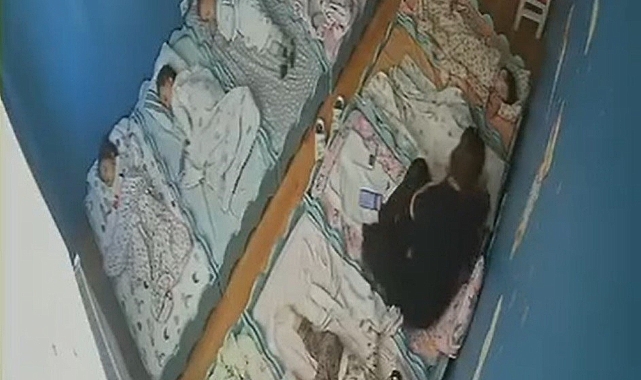 21 aylık bebeğe şiddet kameraya yansıdı