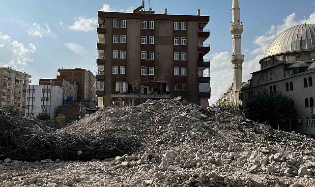 Ağır hasarlı binanın yıkımı sırasında yanındaki binanın 2 dairesi ve sağlık ocağı zarar gördü