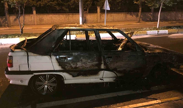 Alev alan otomobilden geriye demir yığını kaldı