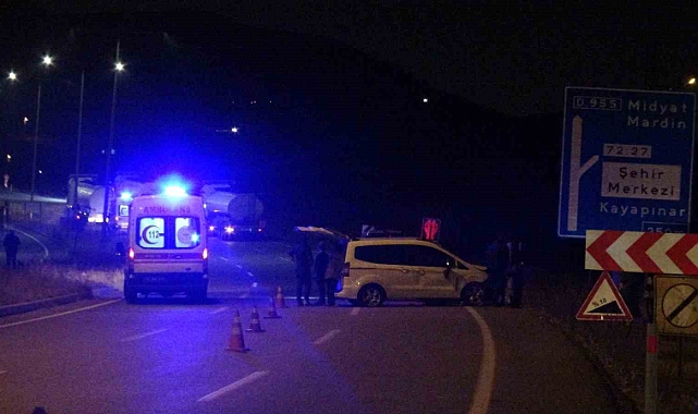 Aracın çarptığı aydınlatma direği devrildi