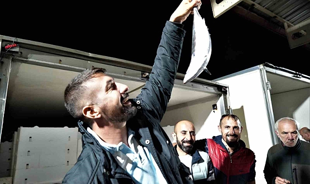 Balık mezadında kasalar dolusu palamut kapış kapış satıldı