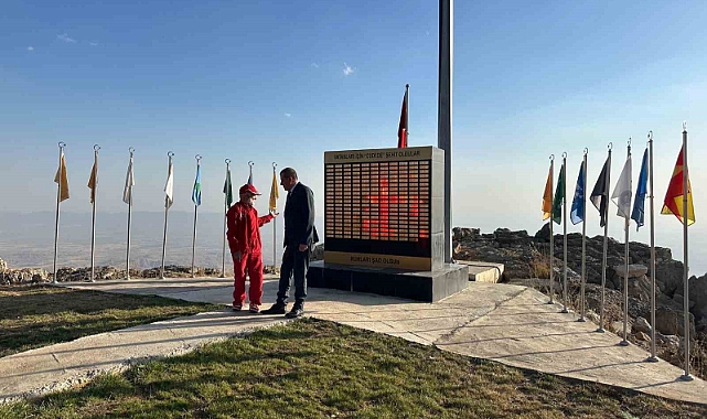 ’Bayrak Dede’ bu kez Cudi Dağı şehitler anıtında bayrak dalgalandırdı