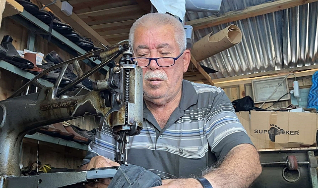 Depremzede esnaf, kendi yaptığı 3 metrekarelik kulübede mesleğini sürdürüyor