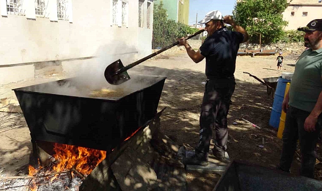 Dev kazanlarda bulgur kaynatma geleneği devam ediyor