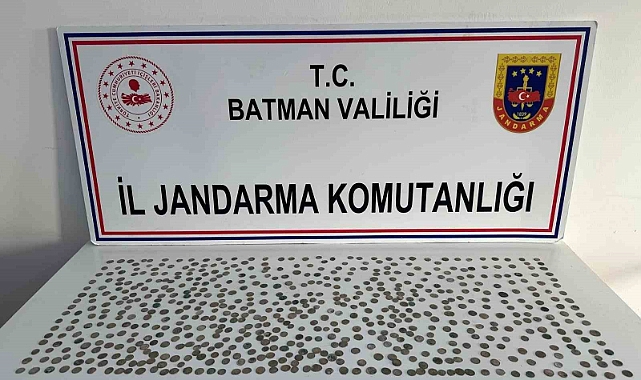 Ellerinde bulunan tarihi sikkeleri satmaya çalışan 2 kişi yakalandı