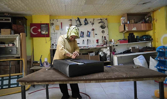 Eşi vefat edince işi devralan Elvide Usta 3 yıldır döşemecilik yapıyor