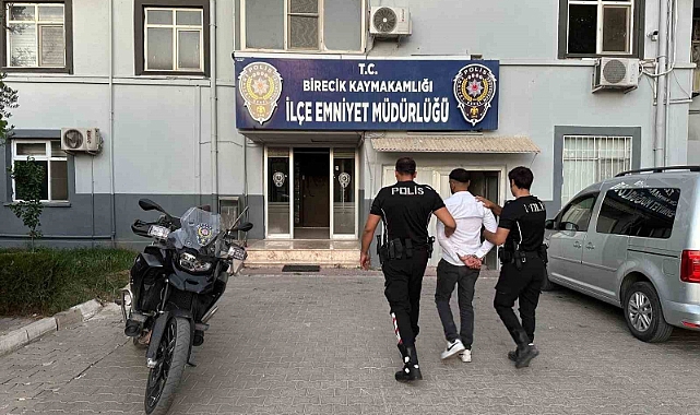 Hırsızlık ve dolandırıcılıktan aranan zanlı yakalandı