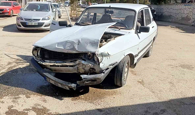 İki otomobilin çarpıştığı kazada 1 kişi yaralandı