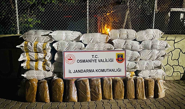 Jandarmanın durdurduğu minibüste 1 ton 460 kilo kaçak tütün ele geçirildi