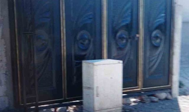 Kapı önündeki elektrik panosu tehlike saçıyor
