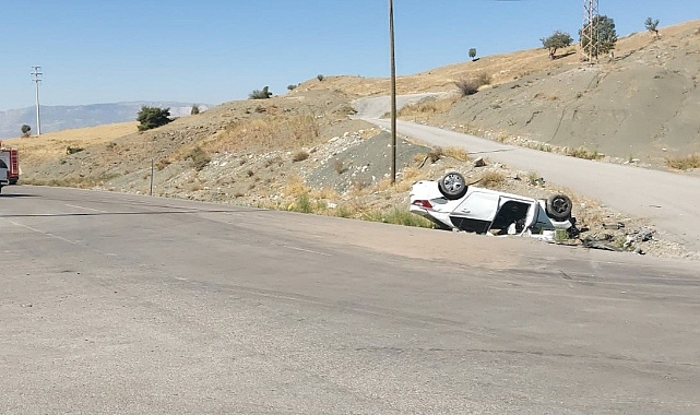Kavşakta dönüşü alamayan iki araç çarpıştı: 3 yaralı