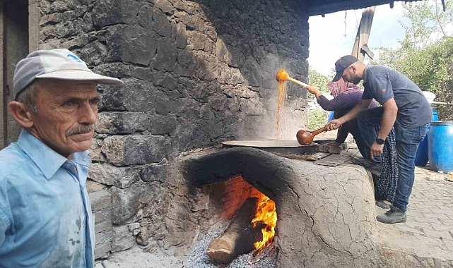Köy ocağında imeceyle pekmez yapılmaya devam ediliyor