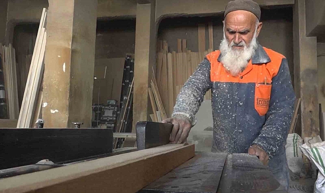 Marangoz ustasının 60 yıllık meslek aşkı imrendiriyor