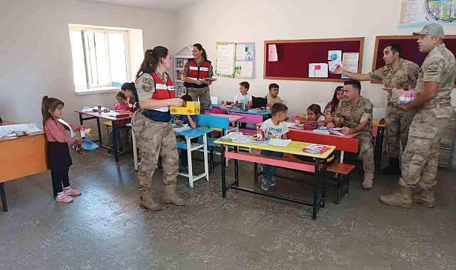 Mehmetçik öğrencilerle buluşarak hediye dağıttı