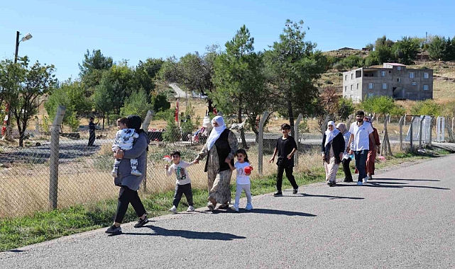 Narin’in mezarını ziyaret eden yaşlı kadın gözyaşı döktü