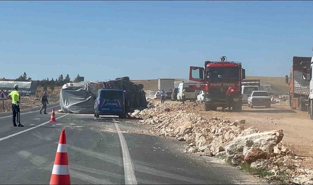 Ölüm yolunda saman yüklü tır devrildi