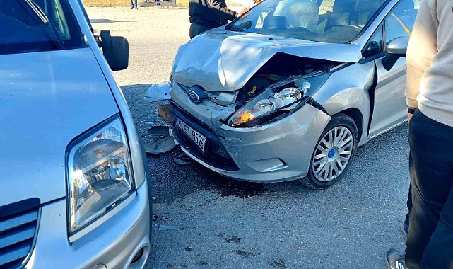 Otomobil ile hafif ticari araç çarpıştı: 2 yaralı