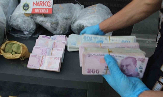 Polisten kaçan otomobilde 57 kilo esrar ve 320 bin lira para ele geçirildi