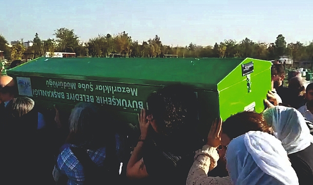 Rojin'in cenazesi kadınların omuzunda