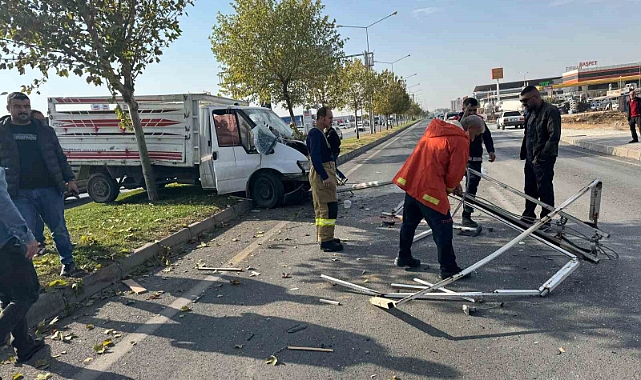 Sürücüsünün direksiyon hakimiyetini kaybettiği kamyonet elektrik direğine çarptı