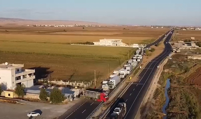 Sürücüsünün kontrolünden çıkan tır bariyerlere çarptı
