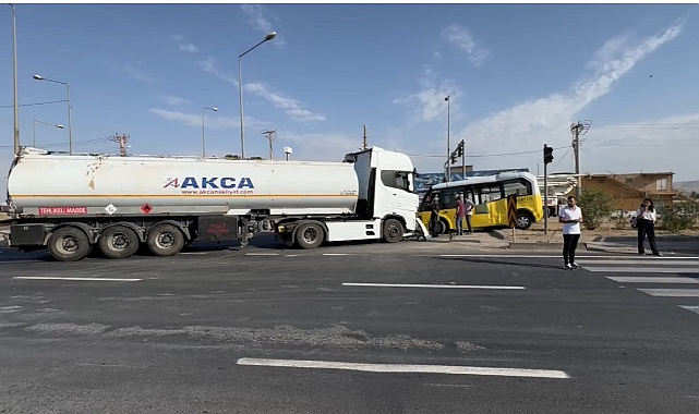 Tanker ile şehiriçi minibüsü çarpıştı: 1 yaralı