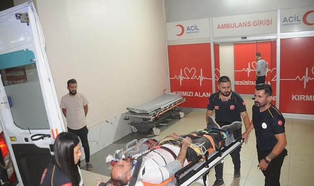 Tır hafif ticari araçla kafa kafaya çarpıştı: 3 yaralı