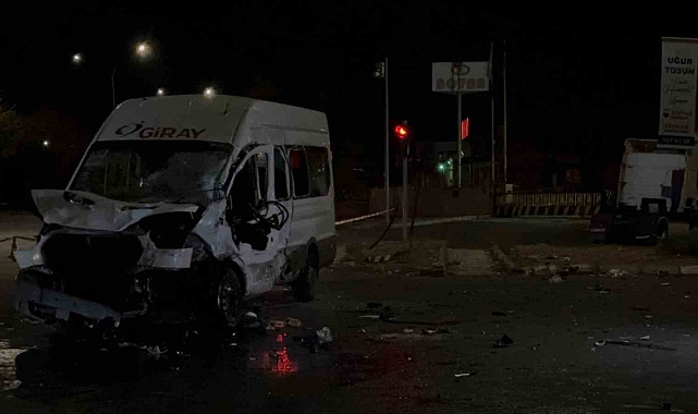 Tır işçi servisine çarptı: 3’ü ağır 13 yaralı