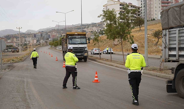 Trafik ekipleri kurallara uymayan sürücülere ağır cezalar kesti
