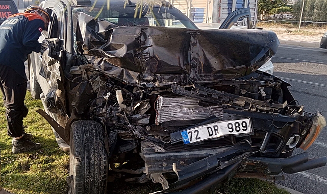 Traktör ile kamyonet çarpıştı: 3 yaralı