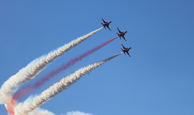 Türk Yıldızları gökyüzünü renklendirdi