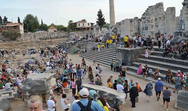 Üç bin kişiyle Apollon Tapınağı’nda “Toplu Tadım” rekoru denemesi yapıldı