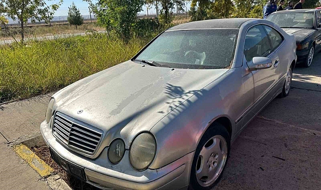 Unutulan 2 lüks otomobil gümrüğe gönderildi