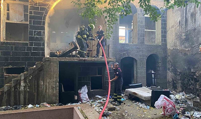 Yangın, tarihi yapı zarar gördü