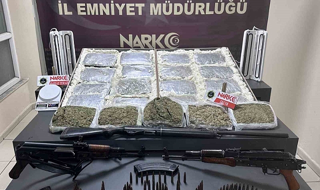 3 adreste yapılan aramada yüklü miktarda uyuşturucu ve mühimmat ele geçirildi: 4 kişi tutuklandı