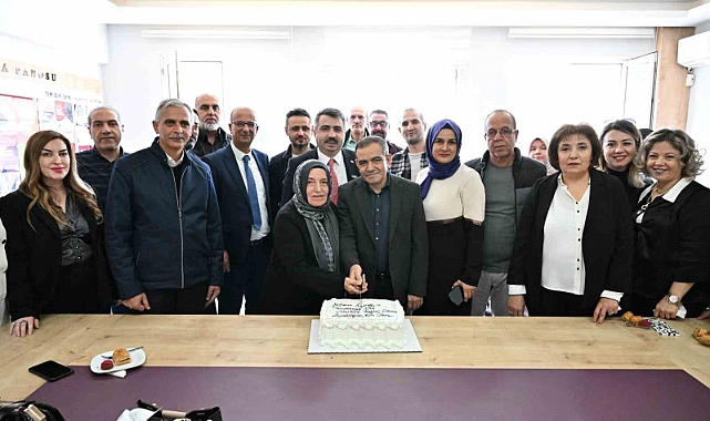 42 yıllık öğretmen alkışlarla emekliliğe uğurlandı