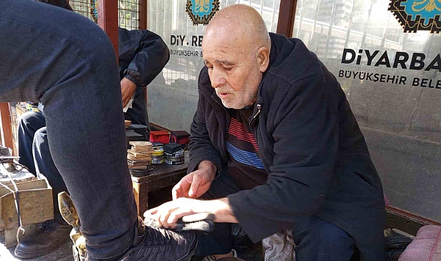 62 yaşında ayakkabı boyacılığı yapıyor