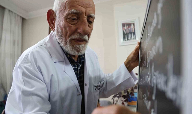 78 yaşındaki emekli öğretmen 21 yıl sonra tebeşirle buluştu, anılarını tazeledi