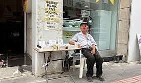 90 yaşındaki adam, 70 yıldır plak ve CD satarak mesai yapıyor