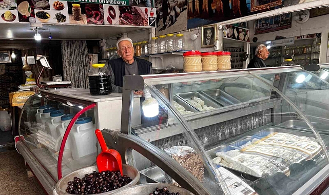 90 yaşındaki esnaf köy peynirlerini toplayıp müşterilerine satıyor